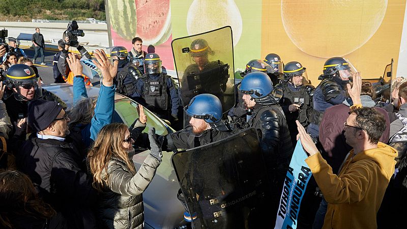  Las mañanas de RNE con Íñigo Alfonso - La policía francesa desaloja a los manifestantes de La Jonquera - Escuchar ahora