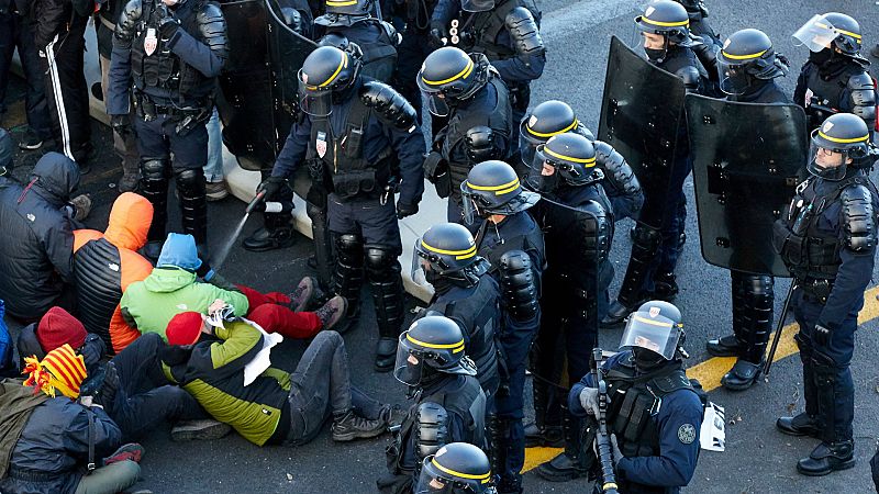 Boletines RNE - 19 detenidos por los cortes en la AP-7 - Escuchar ahora