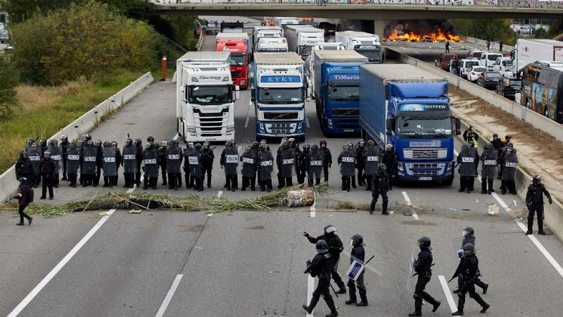 14 horas - Los operarios limpian la AP-7 después de que los Mossos consiguieran desalojar a los manifestantes - Escuchar ahora 