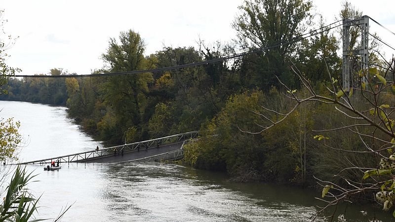 Boletines RNE - Un puente colgante se hunde en Toulouse - Escuchar ahora