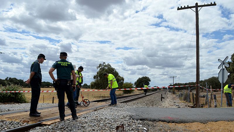 Boletines RNE - Dos muertos en Manzanares al arrollar un tren una furgoneta - Escuchar ahora