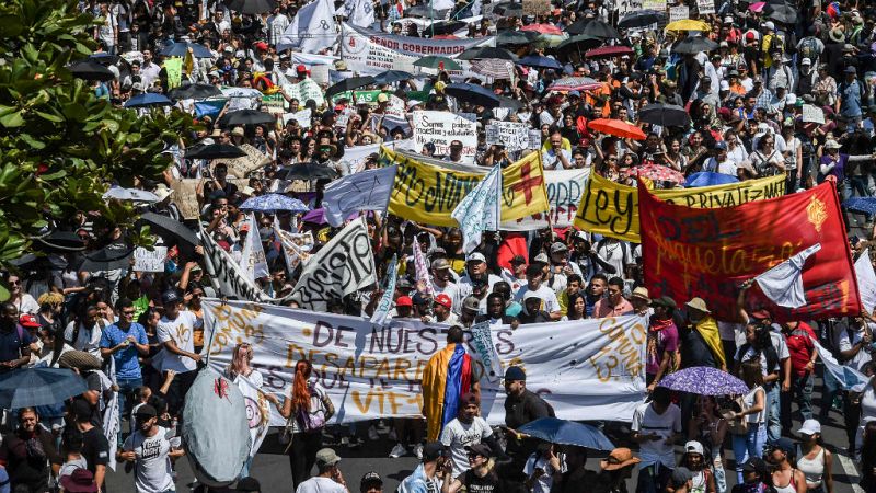 Las mañanas de RNE con Íñigo Alfonso - Graves altercados en las manifestaciones de protesta en Colombia - Escuchar ahora 