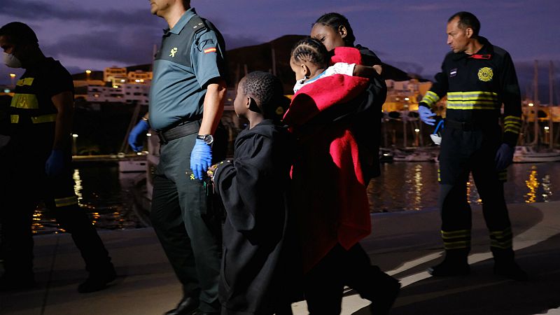  Boletines RNE - Don cayucos con 85 personas llegan a Canarias - Escuchar ahora