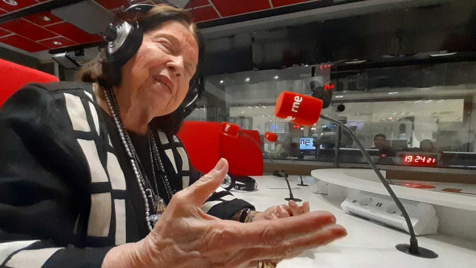 Emissão em português - Nélida Piñon defende português e espanhol como línguas universais - 27/11/19 - escuchar ahora