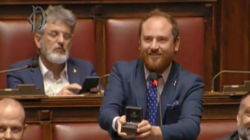 14 horas - Un diputado italiano pide matrimonio a su pareja en el Parlamento - Escuchar ahora