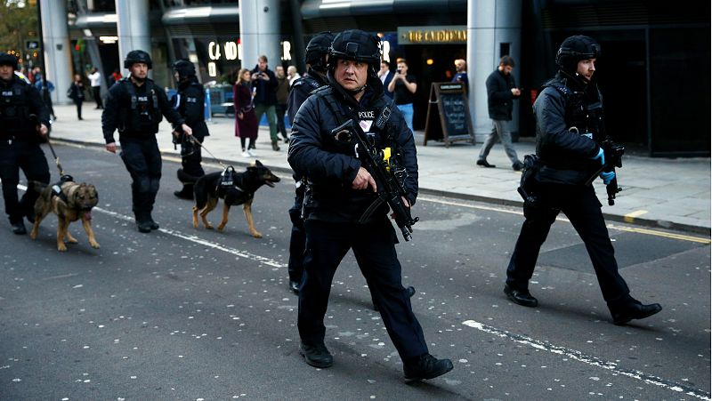  Boletines RNE - La policía abate a un hombre tras un ataque con cuchillo en el Puente de Londres - Escuchar ahora