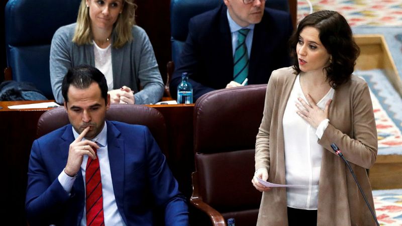 Boletines RNE - Díaz Ayuso carga contra VOX por su discurso sobre la inmigración - Escuchar ahora