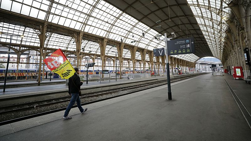 14 horas - La segunda jornada de protestas en Francia se centra en el transporte - Escuchar ahora