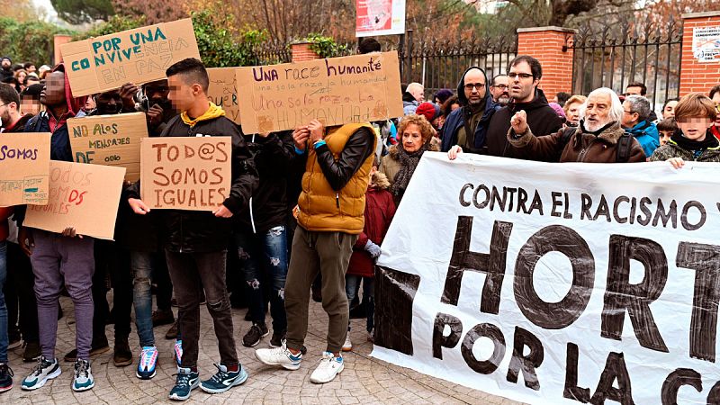 Vecinos del madrileño barrio de Hortaleza se manifiestan frente al centro de menores contra "el racismo y los discusos de odio"
