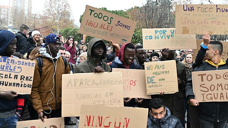 14 horas fin de semana - Manifestación en el barrio de Hortaleza de Madrid por la convicencia y contra el racismo - Escuchar ahora