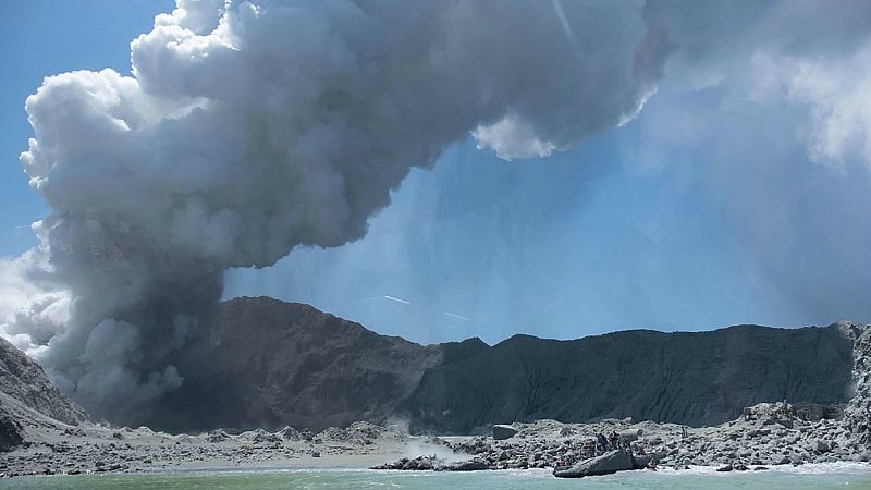 Todo Noticias Mañana - Al menos cinco muertos y 20 heridos por la erupción de un volcán en Nueva Zelanda - Escuchar ahora