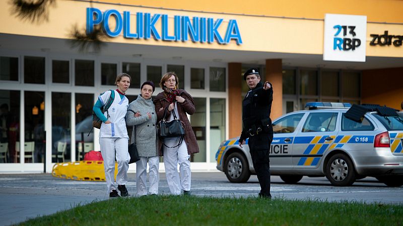 Boletines RNE - Seis muertos tras un tiroteo en un hospital de Ostrava - Escuchar ahora