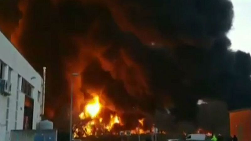 Boletines RNE - Evacúan a las personas próximas al incendio de una planta química en Montornès del Vallès - Escuchar ahora 