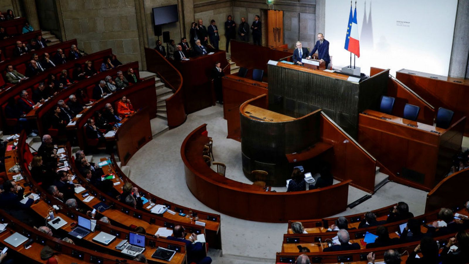 Boletines RNE - Macron cede y rebaja en parte su polémica reforma de las pensiones - Escuchar ahora