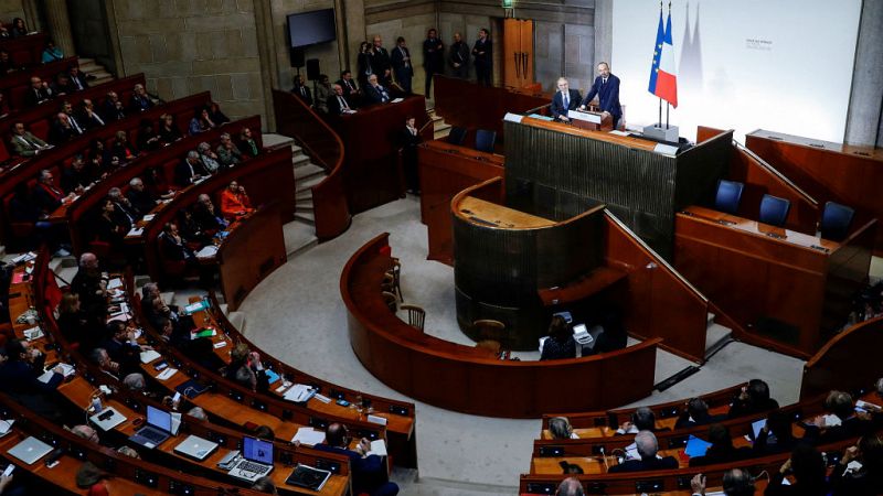 Boletines RNE - Macron cede y rebaja en parte su polémica reforma de las pensiones - Escuchar ahora