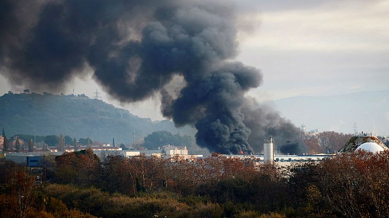 14 horas - Disminuye la columna de humo tóxico en Montornès del Vallés - Escuchar ahora