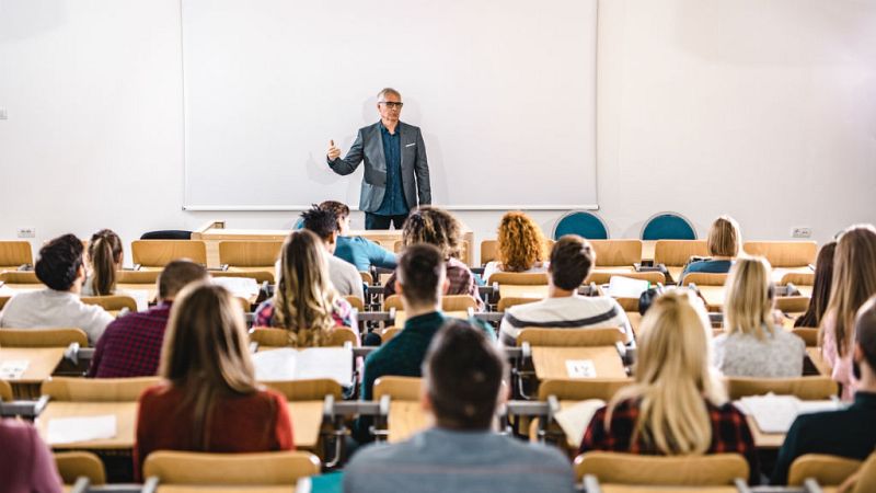 Boletines RNE - Caen los universitarios que eligen estudios científicos - Escuchar ahora