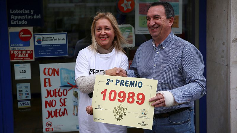 No es un día cualquiera | Lotería de Navidad - Una lotera de Málaga reparte una serie entera del segundo premio