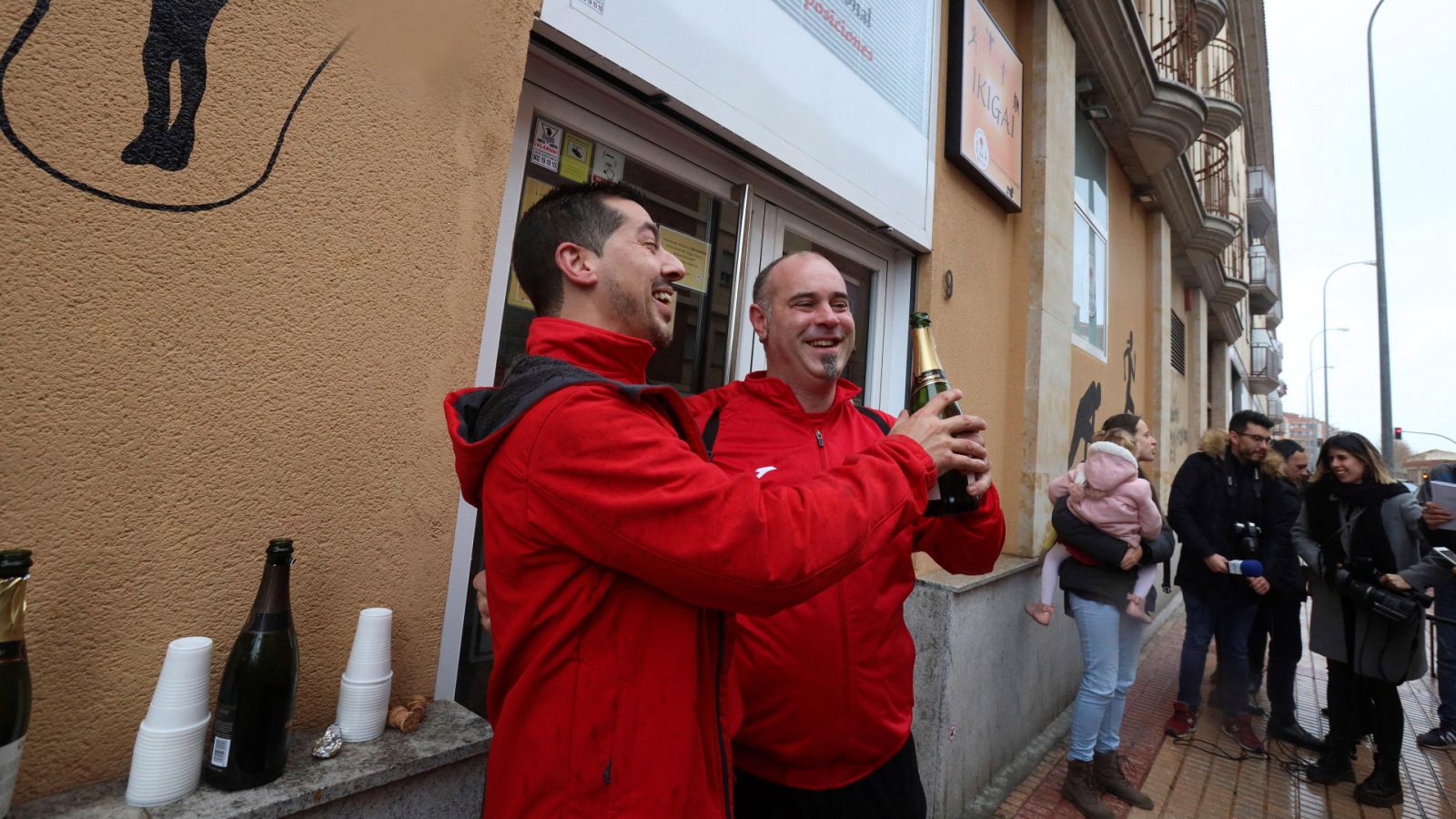  No es un día cualquiera | Lotería de Navidad - Una escuela salmantina de judo noquea al Gordo - Escuchar ahora