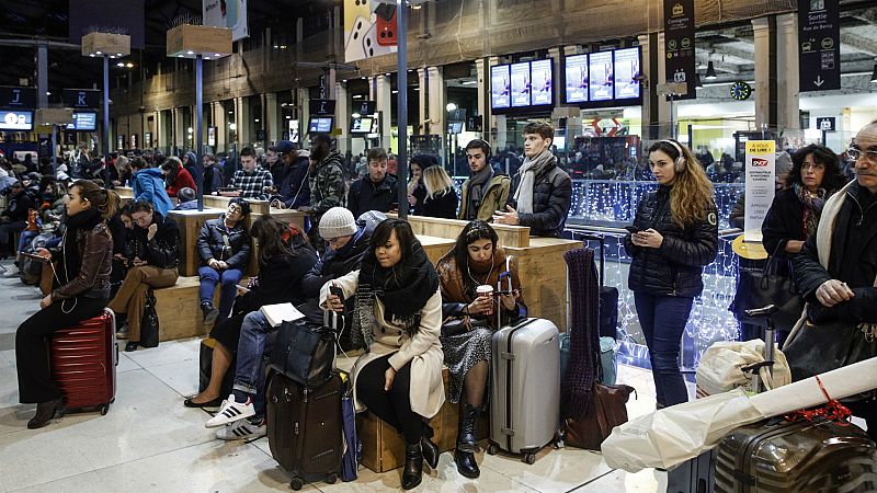 14 horas - Francia afronta la Navidad sin tregua en la huelga del transporte - Escuchar ahora