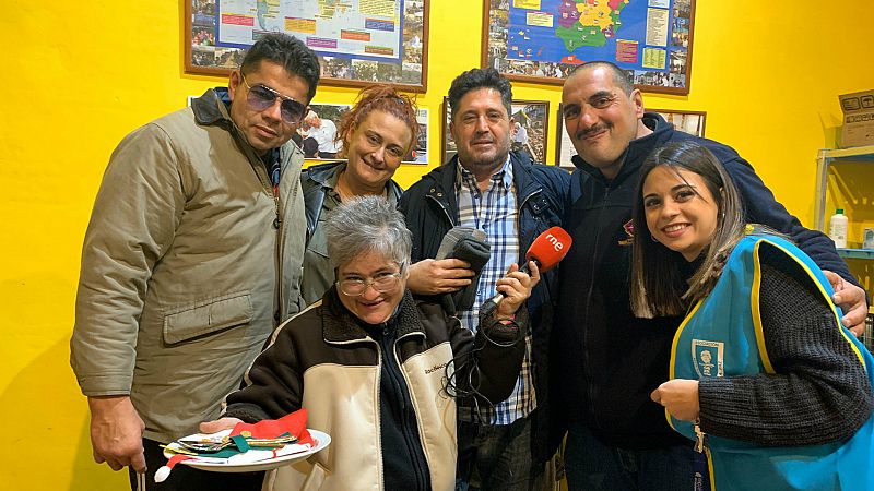 14 horas - La cena del Padre Ángel para 300 personas sin hogar: un "hospital" contra la soledad - Escuchar ahora