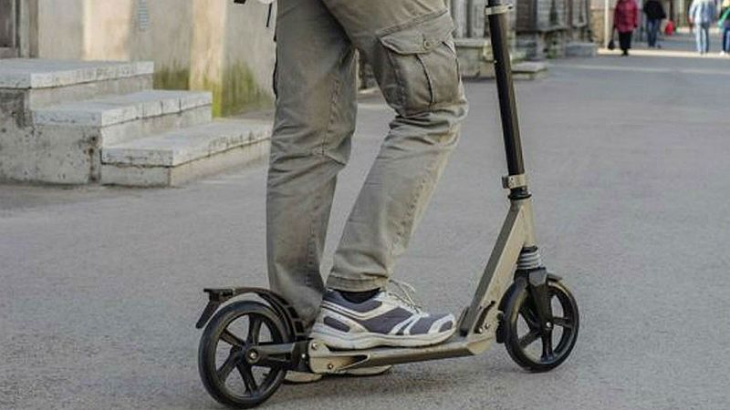 Boletines RNE - Conducir un patinete eléctrico con auriculares o en zonas peatonales, multas más frecuentes en San Sebastián - Escuchar ahora