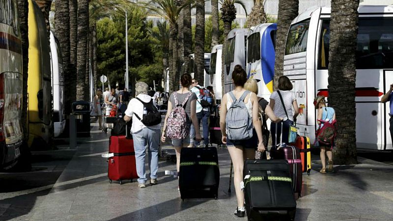 Boletines RNE - Los españoles, menos viajes pero hemos salido más al extranjero - Escuchar ahora