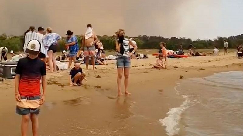 Boletines RNE - 4.000 personas atrapadas por el fuego en una playa en Australia - Escuchar ahora