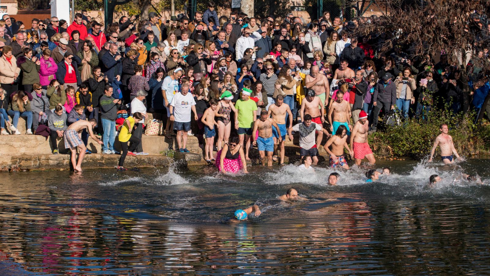  Boletines RNE - Despiden el año con un reto al frío bajo el agua en Ciudad Real - Escuchar ahora