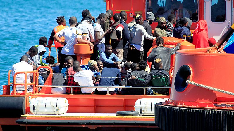 Boletines RNE - Fallece el bebé nacido en una patera en Lanzarote - Escuchar ahora