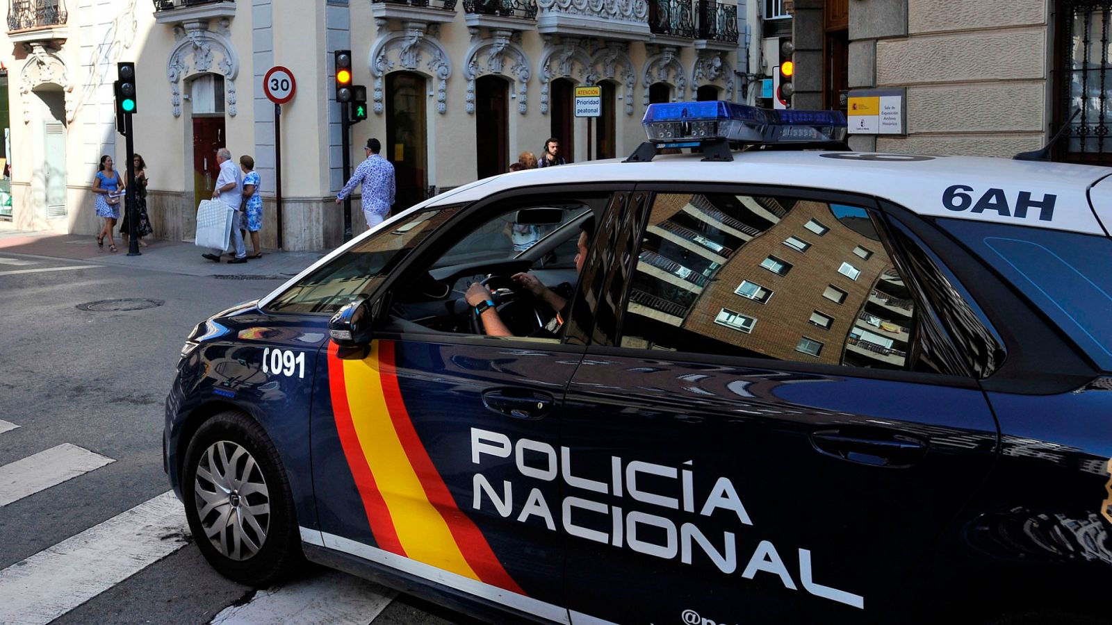  Boletines RNE - Detenida una menor por su presunta implicación en una violación grupal en Mallorca - Escuchar ahora