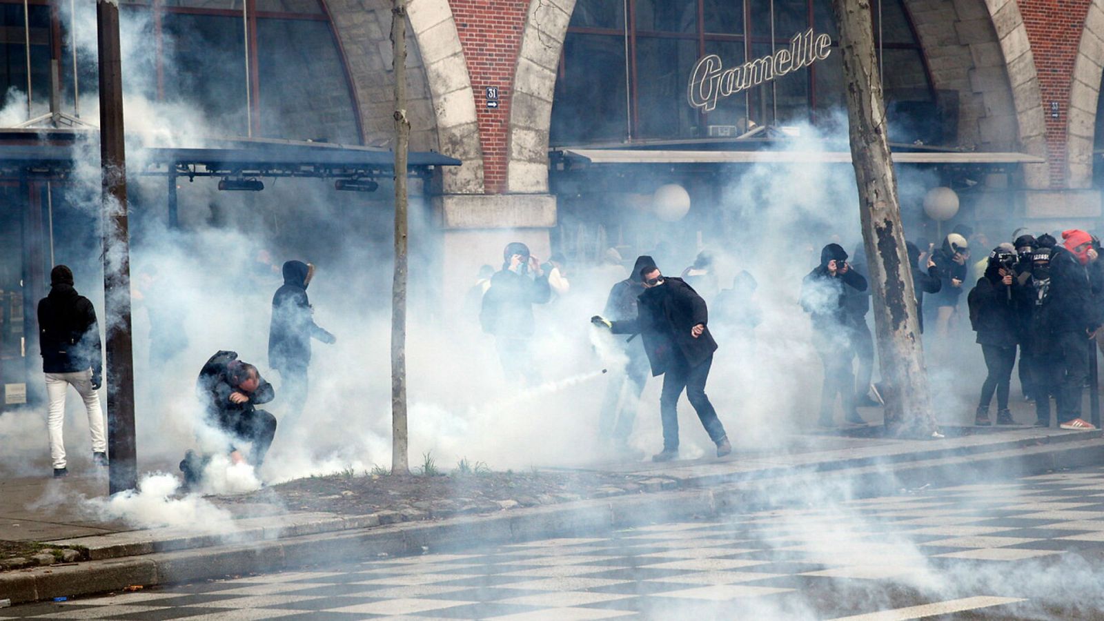 Boletines RNE -  En Francia el Gobierno retira "provisionalmente" medida sobre edad de jubilación - Escuchar ahora