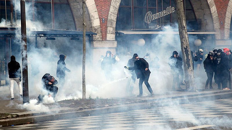 Boletines RNE -  En Francia el Gobierno retira "provisionalmente" medida sobre edad de jubilación - Escuchar ahora