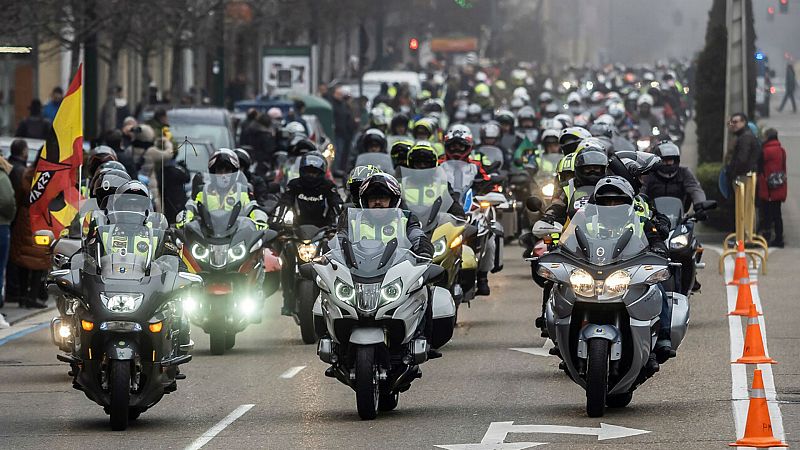moteros desafían al frío en el centro de Valladolid en la concentración de  Pingûinos - Escuchar ahora