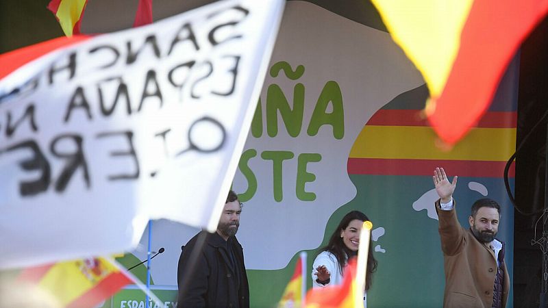 14 horas fin de semana - Vox escenifica frente a los ayuntamientos su rechazo al Gobierno de Sánchez - Escuchar ahora