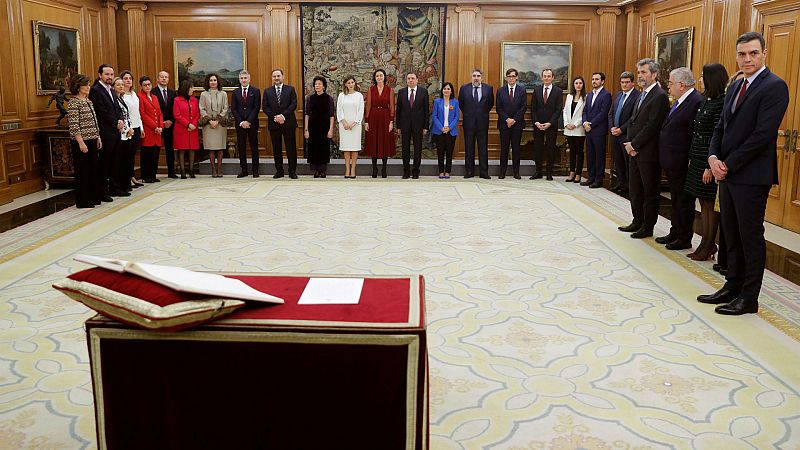  Boletines RNE - Los 22 ministros del nuevo Gobierno de Pedro Sánchez prometen sus cargos ante el rey - Escuchar ahora 