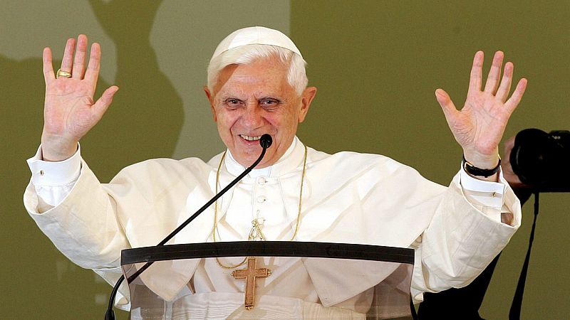 14 horas - Benedicto XVI publica un libro en defensa del celibato