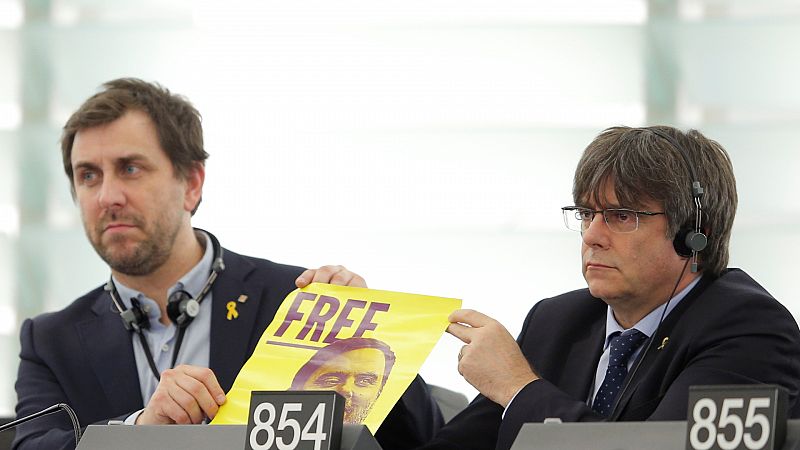 Boletines RNE - Puigdemont y Comín ocupan sus escaños en el pleno del Europarlamento