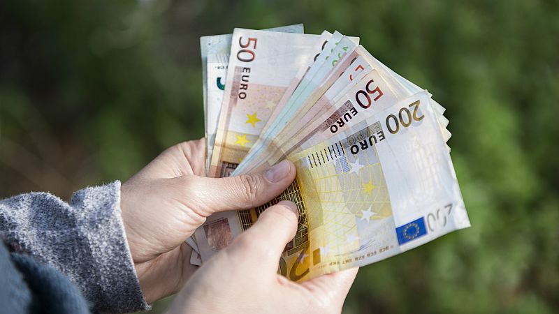 14 horas - El salario mínimo en la UE: de los 2.000 de Luxemburgo a los 300 de Bulgaria - Escuchar ahora