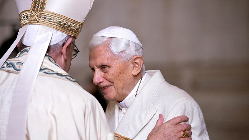 Las mañanas de RNE con Íñigo Alfonso - Benedicto XVI no aparecerá como autor del polémico libro sobre el celibato - Escuchar ahora