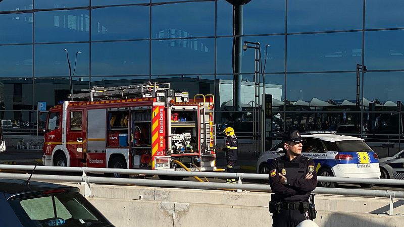 Boletines RNE - Un incendio en el aeropuerto de Alicante obliga a su evacuacin y a la restriccin de vuelos - Escuchar ahora