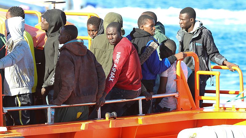 Boletines RNE - La llegadas irregulares de inmigrantes a España se redujeron más de la mitad durante 2019 - Escuchar ahora