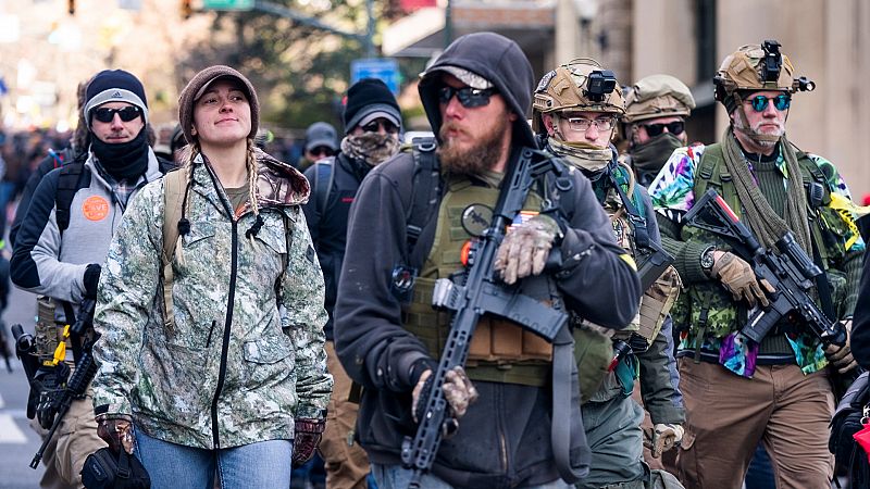 24 horas - Supremacistas blancos marchan en EE.UU. a favor de la posesión de armas - Escuchar ahora