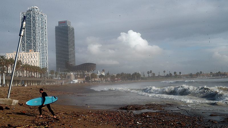  Boletines RNE - Barcelona pedirá que se declare zona catastrófica el litoral de la ciudad - Escuchar ahora