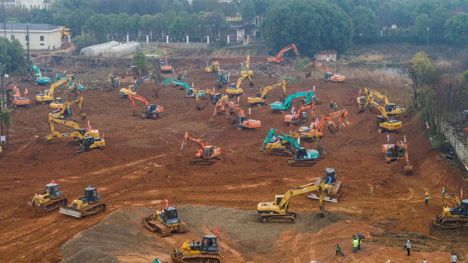 China construye a contrarreloj un hospital especializado en el coronavirus