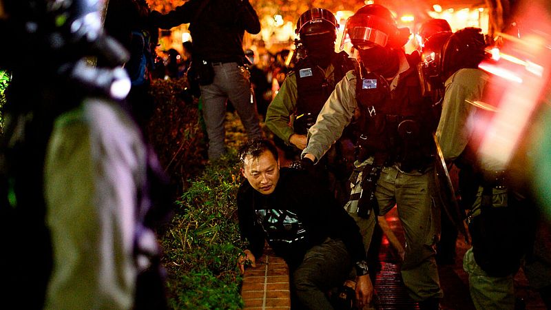 Manifestantes en Hong Kong incendian parte de un edificio de cuarentena del coronavirus - Escuchar ahora