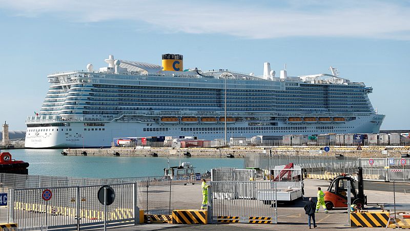 Boletines RNE - Coronavirus: Se bloquea el desembarco de un crucero en Italia al presentar una pasajera síntomas de la enfermedad - Escuchar  ahora