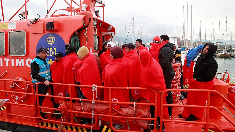 Boletines RNE - Rescatada una embarcación que se dirigía a Canarias con 33 personas a bordo - Escuchar ahora