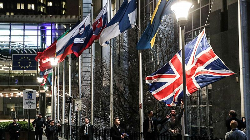  Boletines RNE - La bandera británica deja de ondear en los edificios comunitarios - Escuchar ahora 