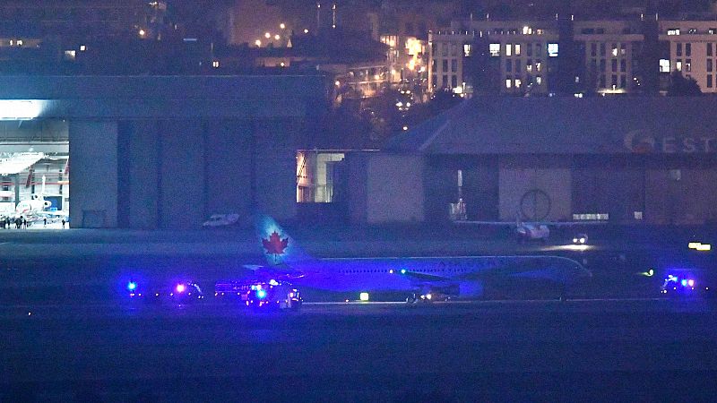 Boletines RNE - El avión de Air Canadá aterriza de emergencia en Barajas sin incidentes - Escuchar ahora